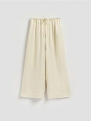 Spodnie wide leg z wiskozą - złamana biel. Spodnie materiałowe damskie Reserved, bez wzorów, z tkaniny. Za 179.99 zł.