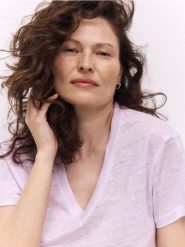 Lniany t-shirt - lawendowy. Fioletowe t-shirty damskie Reserved, l, bez wzorów, ze lnu, bez kołnierzyka. Za 119.99 zł.