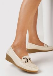 Beżowe Półbuty w stylu Mokasynów z Metalową Klamrą na Niskim Koturnie Itavil. Brązowe czółenka damskie Born2be, bez wzorów, bez obcasa, na koturnie. Za 99.99 zł.