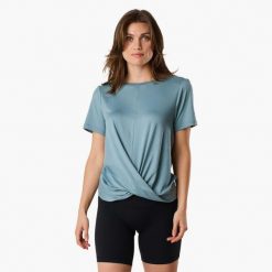 Koszulka treningowa damska Swedemount Core Wrap Soft Tee szybkoschnąca. Zielone bluzki damskie SWEDEMOUNT, bez wzorów, bez kołnierzyka. W wyprzedaży za 57.00 zł.