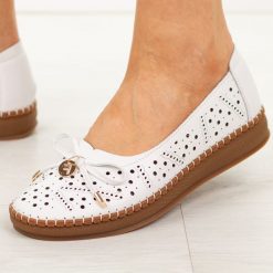 Białe ażurowe skórzane półbuty damskie Filippo Dp7664/26. Białe półbuty damskie Filippo, w ażurowe wzory, z jeansu, casualowe, bez obcasa. Za 219.00 zł.