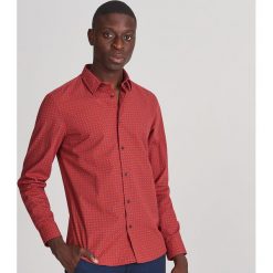 Koszula slim fit z drobnym wzorem - Bordowy. Czerwone koszule męskie Reserved, l, bez wzorów, bez kołnierzyka, bez ramiączek. Za 89.99 zł.