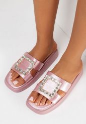 Różowe Klapki Euphica. Czerwone klapki damskie Born2be, z aplikacjami, z satyny, bez obcasa, na płaskiej podeszwie. Za 129.99 zł.