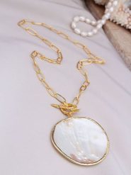 L'Atelier de Gaia Pozłacany naszyjnik z zawieszką - dł. 47 cm rozmiar: onesize. Białe naszyjniki damskie L'Atelier de Gaia, pozłacane. Za 104.64 zł.