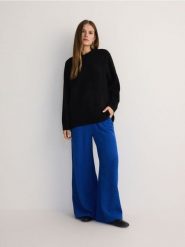 Muślinowe spodnie - niebieski. Niebieskie spodnie materiałowe damskie Reserved, bez wzorów, z bawełny. W wyprzedaży za 69.99 zł.