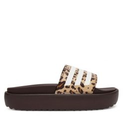 Klapki adidas. Brązowe klapki damskie Adidas, bez wzorów, bez obcasa. Za 189.99 zł.