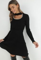 Czarna Sukienka z Wycięciem przy Dekolcie z Cyrkoniami i Perłami Vari. Czarne sukienki damskie Born2be, na imprezę, bez wzorów, z dzianiny, eleganckie, bez kołnierzyka, bez ramiączek, dopasowane. Za 149.99 zł.