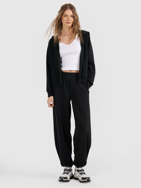 4F Spodnie dresowe z szerokimi nogawkami z modalem damskie - czarne XS. Czarne spodnie dresowe damskie 4f, xs, bez wzorów, z dresówki. W wyprzedaży za 89.99 zł.