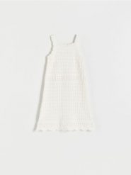 Ażurowa sukienka - złamana biel. Sukienki dziewczęce Reserved, w ażurowe wzory, z bawełny, bez ramiączek. W wyprzedaży za 35.99 zł.
