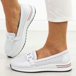 Białe skórzane półbuty damskie Filippo Dp4400/26. Białe półbuty damskie Filippo, w ażurowe wzory, z jeansu, biznesowe, z okrągłym noskiem, bez obcasa, na płaskiej podeszwie. Za 219.00 zł.