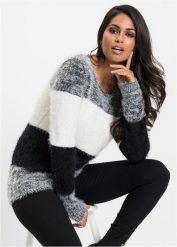 Sweter z przędzy z długim włosem w paski. Czarne swetry klasyczne damskie bonprix, z dzianiny, bez kołnierzyka. Za 117.99 zł.