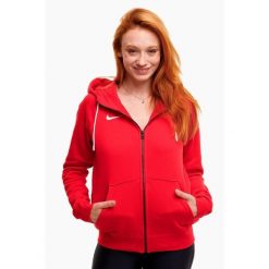 Bluza sportowa damska Nike Wmns Park 20. Czerwone bluzy sportowe damskie Nike, bez wzorów, bez ramiączek, z kapturem. W wyprzedaży za 212.15 zł.