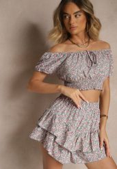 Zielono-Różowy Komplet Bluzka Typu Hiszpanka i Spódnico-Szorty Zdobione Falbanami Sadeviae. Zielone szorty damskie Renee, z aplikacjami, eleganckie. Za 39.99 zł.