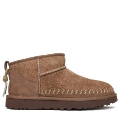 Damskie buty sportowe W CLASSIC ULTRA MINI BIARRITZ. Brązowe buty sportowe na co dzień damskie Ugg, bez wzorów, z materiału, trekkingowe. Za 824.80 zł.