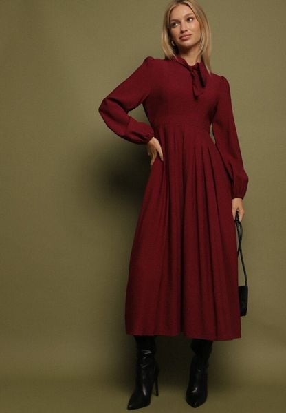 Bordowa Wiskozowa Plisowana Sukienka z Wiązaniem Asorrise. Czerwone sukienki damskie Born2be, na co dzień, m, bez wzorów, z wiskozy, eleganckie, bez kołnierzyka, bez ramiączek. Za 169.99 zł.