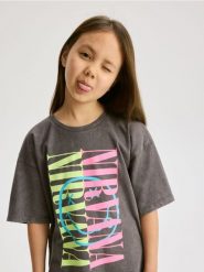 T-shirt Nirvana - ciemnoszary. Szare koszulki dziewczęce Reserved, bez wzorów, z bawełny, bez ramiączek. W wyprzedaży za 39.99 zł.