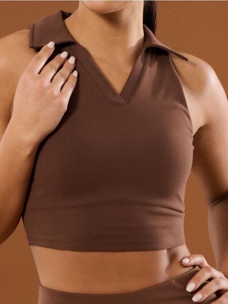 Top sportowy z kołnierzykiem - brązowy. Brązowe topy sportowe damskie Sinsay, l, bez wzorów, bez ramiączek. Za 29.99 zł.