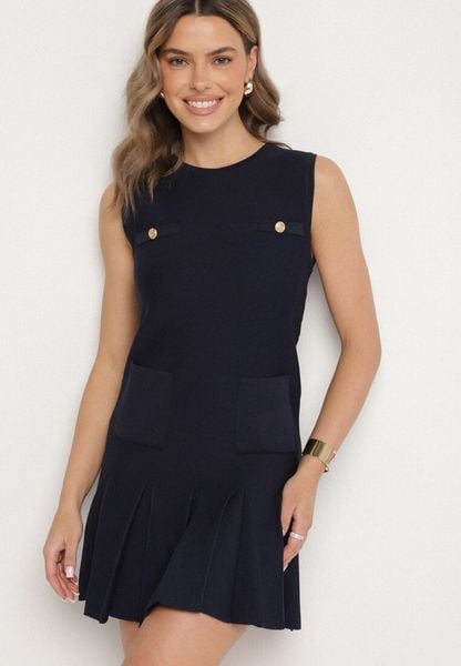 Granatowa Dzianinowa Sukienka z Wiskozą Zdobiona Plisami i Imitacją Kieszeni Ravima. Niebieskie sukienki damskie Born2be, na spotkanie biznesowe, z aplikacjami, z dzianiny, eleganckie, bez kołnierzyka, bez ramiączek, kopertowe. Za 129.99 zł.