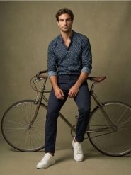 Wzorzysta koszula slim fit - granatowy. Niebieskie koszule męskie Sinsay, l, bez wzorów, bez kołnierzyka, bez ramiączek. Za 49.99 zł.