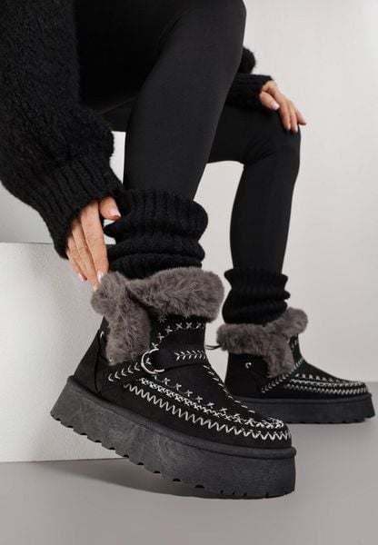 Czarne Śniegowce na Grubej Podeszwie Ozdobione Haftowanym Motywem i Futerkiem Caretusa. Czarne śniegowce damskie Born2be, z jeansu. Za 109.99 zł.