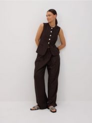 Spodnie wide leg - ciemnobrązowy. Brązowe spodnie materiałowe damskie Reserved, bez wzorów, z tkaniny. W wyprzedaży za 119.99 zł.
