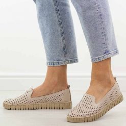 Beżowe ażurowe skórzane Polskie półbuty damskie Deoni D056. Brązowe półbuty damskie Deoni, w ażurowe wzory, z jeansu, casualowe, z okrągłym noskiem, bez obcasa, na płaskiej podeszwie. Za 429.00 zł.