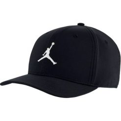 Czapka z daszkiem Jordan Air Classic99 Snapback AV8439-010. Czarne czapki męskie Jordan, bez wzorów, z materiału. W wyprzedaży za 99.99 zł.
