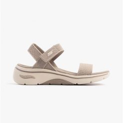 Sandały damskie SKECHERS Go Walk Arch Fit 2.0. Brązowe sandały damskie Skechers, bez wzorów, bez obcasa. Za 229.99 zł.