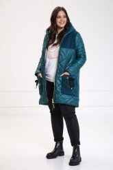 Pikowana kurtka Roksana w odcieniu butelkowej zieleni ze wstawkami PLUS SIZE XXL OVERSIZE. Zielone kurtki damskie Moda Size Plus Iwanek, na jesień, plus size, bez wzorów, z jeansu, bez kaptura. W wyprzedaży za 319.90 zł.