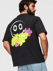 Męski bawełniany T-shirt o kroju lose fit z printami - czarny V1 - Rozmiar: XL. Czarne t-shirty męskie Ombre Clothing, m, bez wzorów, z bawełny, bez kołnierzyka. W wyprzedaży za 79.99 zł.