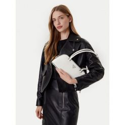 Torebka Guess. Białe torebki klasyczne damskie Guess, z aplikacjami, bez dodatków. Za 324.99 zł.