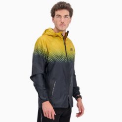 Kurtka wiatroszczelna męska do biegania i na szlak PERFORMANCE WINDBREAKER. Żółte kurtki treningowe męskie BODYCROSS, na zimę, l, bez wzorów, z materiału, do biegania. Za 739.99 zł.