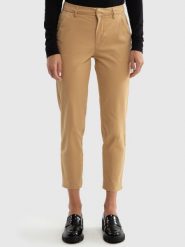 Spodnie damskie chinosy beżowe Danai 801. Brązowe spodnie materiałowe damskie Big Star, bez wzorów, z denimu, eleganckie. W wyprzedaży za 159.99 zł.