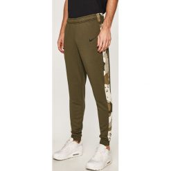 Nike - Spodnie. Zielone spodnie sportowe męskie Nike, z dzianiny. Za 179.90 zł.