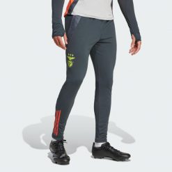 Spodnie Benfica Tiro 24 Competition Training. Czerwone spodnie dresowe męskie Adidas, bez wzorów, z dresówki. W wyprzedaży za 209.30 zł.