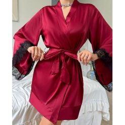 Szlafrok z szerokimi rękawami z miękkiego materiału na relaks w domu Nicolina. Białe szlafroki damskie Intica, m, bez wzorów. Za 129.00 zł.