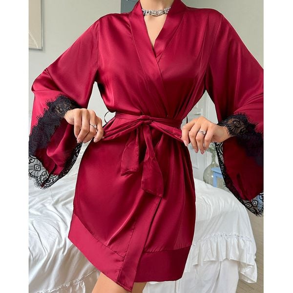 Szlafrok z szerokimi rękawami z miękkiego materiału na relaks w domu Nicolina. Białe szlafroki damskie Intica, m, bez wzorów. Za 129.00 zł.