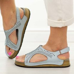 J. Niebieskie skórzane sandały damskie T.Sokolski 321. Niebieskie sandały damskie Sokolski, bez wzorów, ze skóry, bez obcasa, na płaskiej podeszwie. Za 269.00 zł.