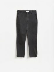 Spodnie chino straight - ciemnoszary. Szare spodnie materiałowe męskie Reserved, bez wzorów, z bawełny. Za 129.99 zł.