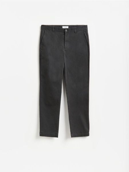 Spodnie chino straight - ciemnoszary. Szare spodnie materiałowe męskie Reserved, bez wzorów, z bawełny. Za 129.99 zł.