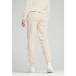 Damskie spodnie dresowe z małym logo No.1 ESS PUMA Alpine Snow White. Białe spodnie sportowe damskie Puma, xs, z dresówki, do biegania. W wyprzedaży za 114.00 zł.
