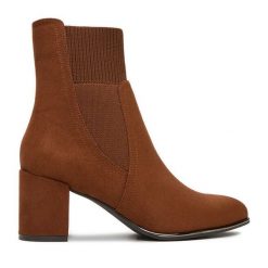 Botki JENNY. Brązowe botki damskie Jenny, bez obcasa, na słupku, bez zapięcia. Za 159.99 zł.