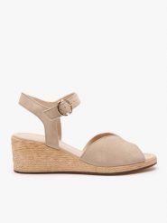 Beżowe sandały na koturnie. Brązowe sandały damskie Ryłko, bez wzorów, ze skóry, bez obcasa, na koturnie. Za 379.99 zł.