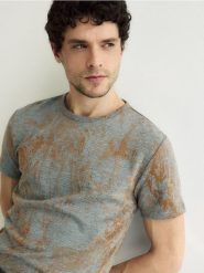 Strukturalny t-shirt slim - ciemnoszary. Szare t-shirty męskie Reserved, l, bez wzorów, z dzianiny, bez kołnierzyka. W wyprzedaży za 59.99 zł.