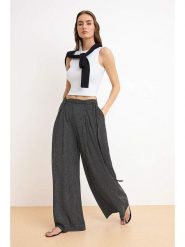 Trendyol Spodnie - Loose fit - w kolorze czarno-białym rozmiar: 38. Białe spodnie materiałowe damskie Trendyol, bez wzorów, z materiału. Za 86.99 zł.