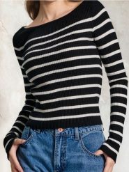 Prążkowany sweter z wiskozą - czarny. Czarne swetry klasyczne damskie Sinsay, l, prążkowane, bez kołnierzyka. Za 39.99 zł.