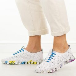 Białe ażurowe skórzane półbuty damskie Vinceza 102656. Białe półbuty damskie VINCEZA, w ażurowe wzory, z jeansu, casualowe, z okrągłym noskiem, bez obcasa, na płaskiej podeszwie. Za 219.00 zł.