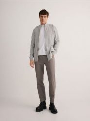 Rozpinany sweter ze stójką - jasnoszary. Szare kardigany męskie Reserved, l, bez wzorów, z bawełny, bez kołnierzyka. W wyprzedaży za 89.99 zł.