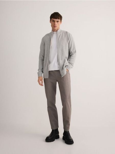 Rozpinany sweter ze stójką - jasnoszary. Szare kardigany męskie Reserved, l, bez wzorów, z bawełny, bez kołnierzyka. W wyprzedaży za 89.99 zł.