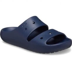 Klapki damskie Crocs Classic V2. Niebieskie klapki damskie Crocs, bez wzorów, z materiału, bez obcasa. Za 211.00 zł.